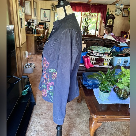 🌸Women’s Jean Jacket with bright neon embroidered flowers 🌸 - Picture 12 of 16